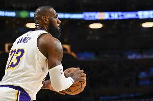 华体会华体会hth-冲击力十足！詹姆斯上半场10中4得14分6板3助 罚球7中6