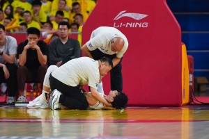 华体会体育-曾凡博谈到季后赛受伤回合：若再有下次 我还是一样努力把球上进