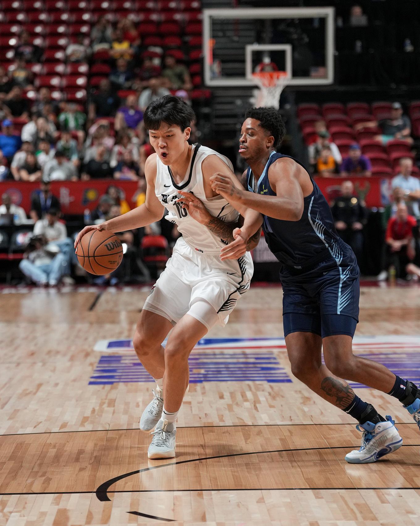 杨瀚森：有一些回合感受不到腿了 没能保护好篮板 要继续努力