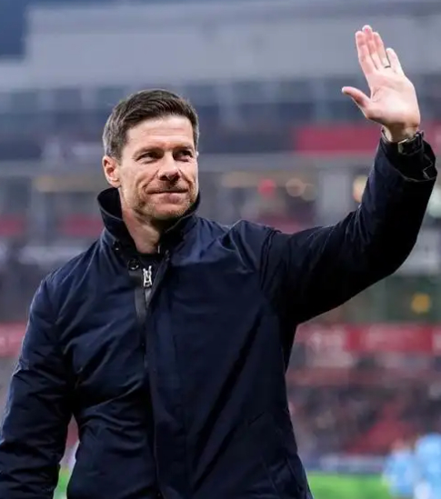 排队给阿隆索道歉！皇马换帅宣告失败！联赛崩盘，更衣室闹内讧|哈维·阿隆索|阿韦洛亚|圣地亚哥-伯纳乌足球场|本菲卡足球俱乐部|哈维-阿隆索_新浪体育_新浪新闻